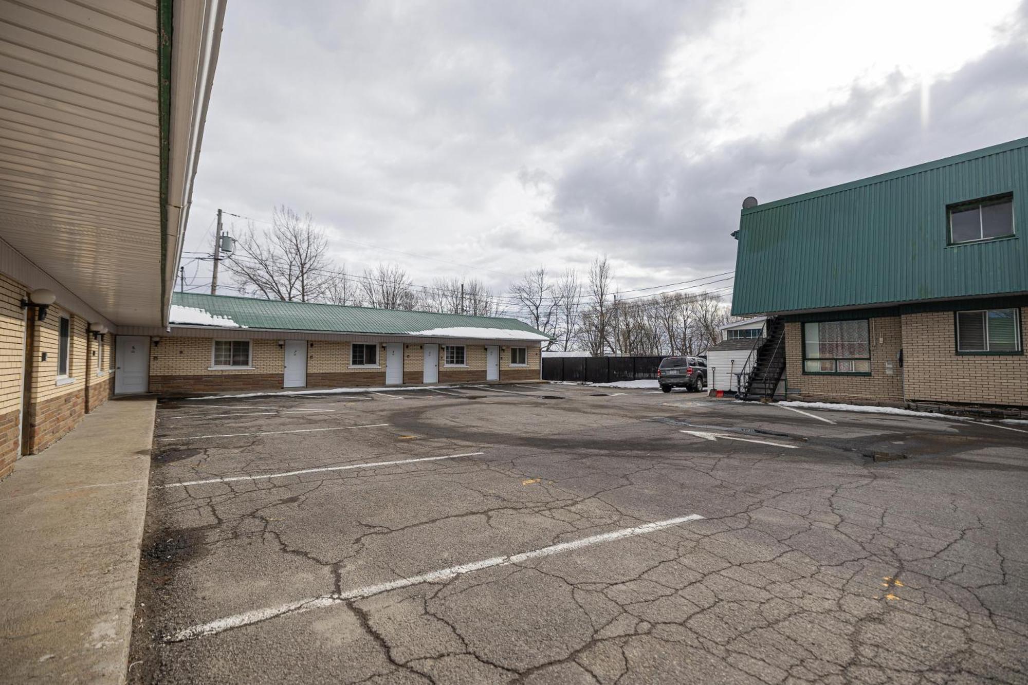 Motel Deblois Sainte-Anne-de-Beaupré Exterior photo