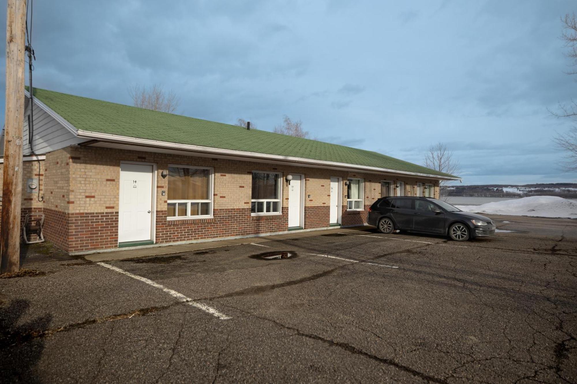 Motel Deblois Sainte-Anne-de-Beaupré Exterior photo